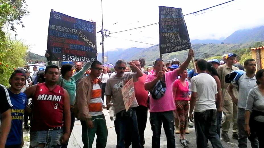 Los venezolanos salieron a las calles a pedir comida (Twitter)