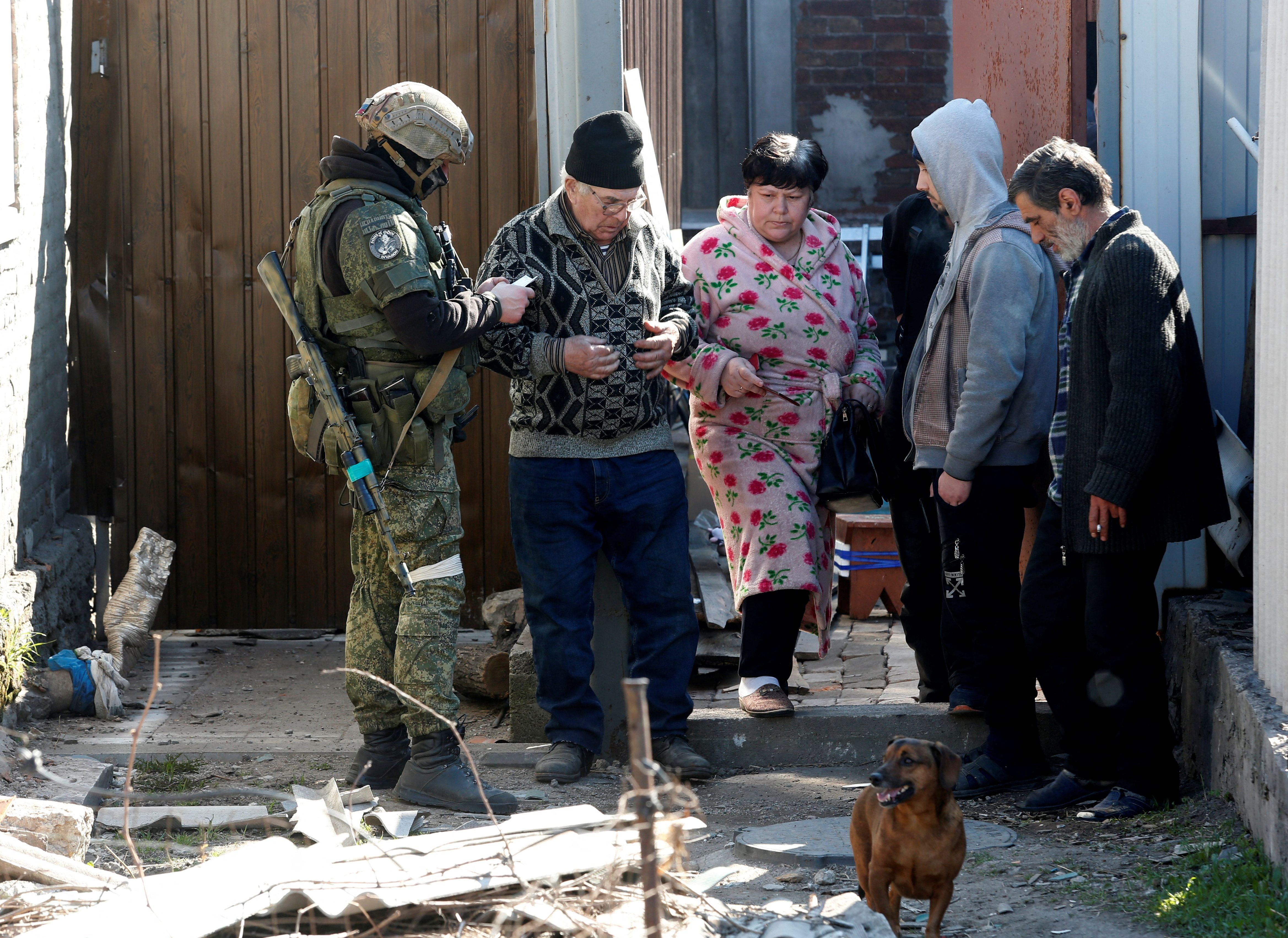 Las tropas prorrusas revisan los documentos de los residentes (REUTERS/Alexander Ermochenko)