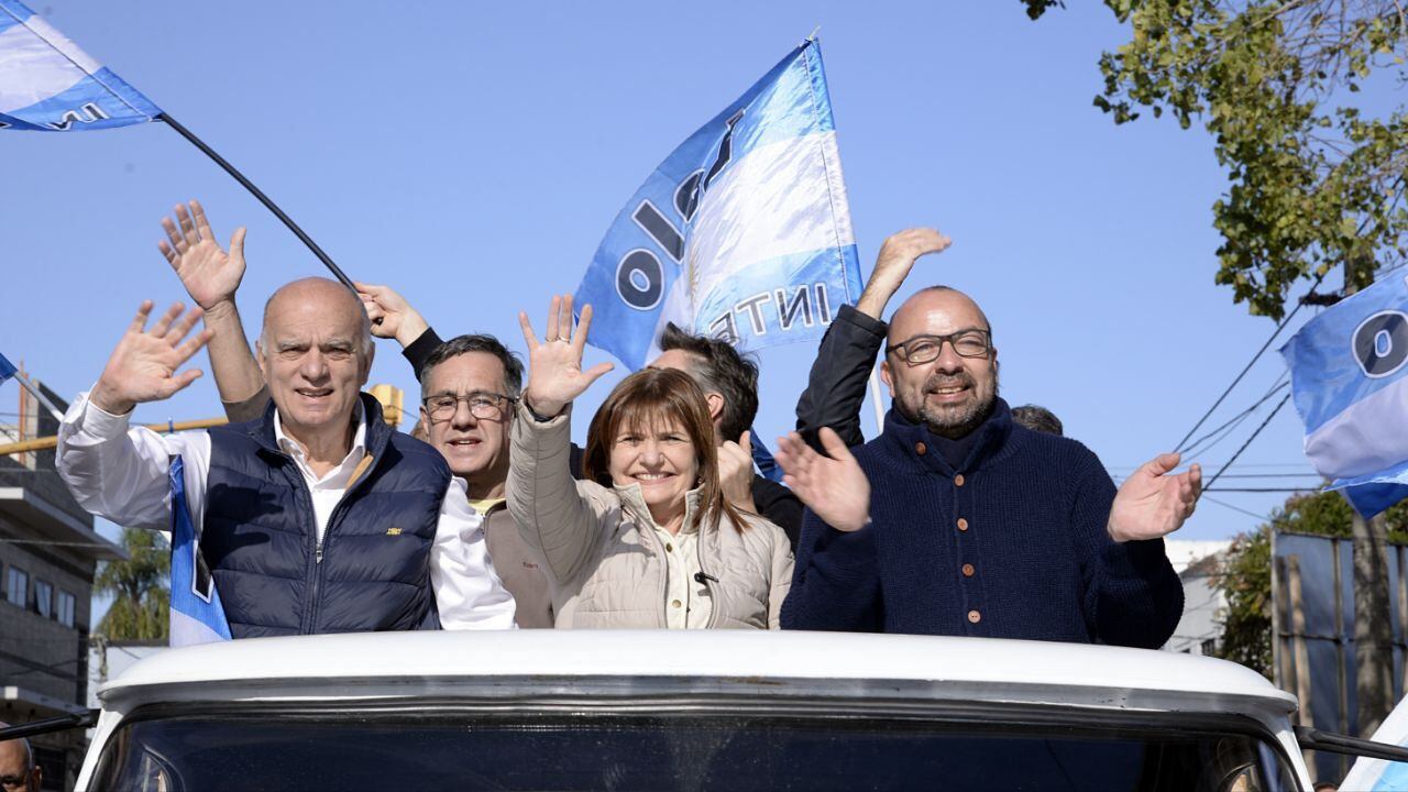 Patricia Bullrich, Néstor Grindetti, Lalo Creus y Alejandro Finnochiaro en una recorrida de campaña en La Matanza