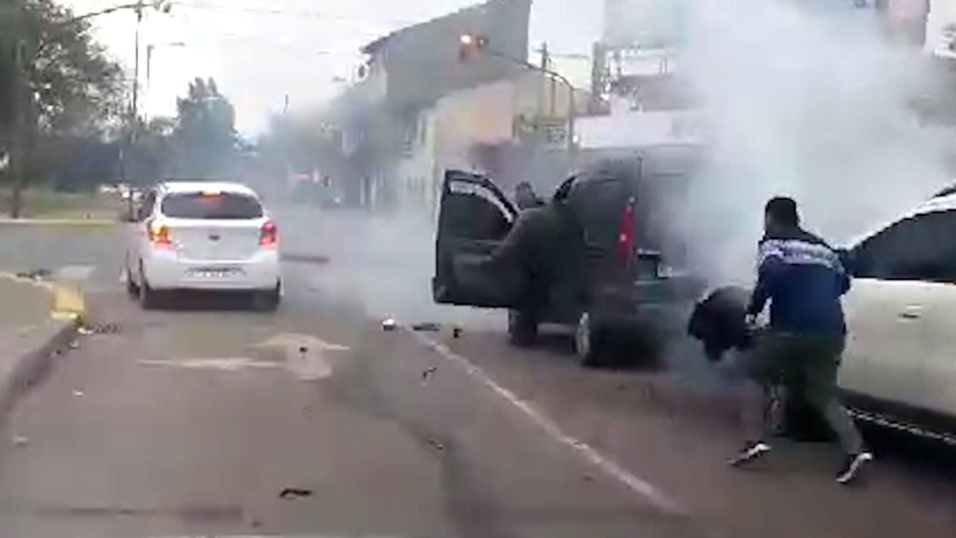 El momento en el que uno de los sospechosos desciende de la Chevrolet Spin blanca y comienza su fuga a pie.