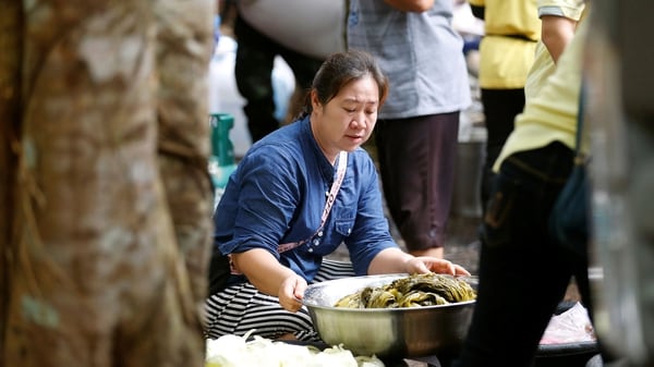 Familiares cocinando para los trabajadores (REUTERS/Soe Zeya Tun)