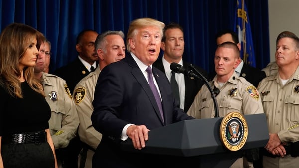 Donal Trump con la policía durante su visita a Las Vegas