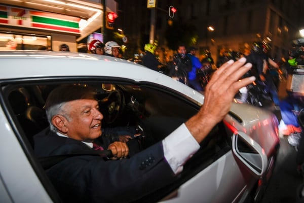 López Obrador saluda a sus simpatizantes mientras llega al lugar de concentración. (AFP PHOTO / ALFREDO ESTRELLA)