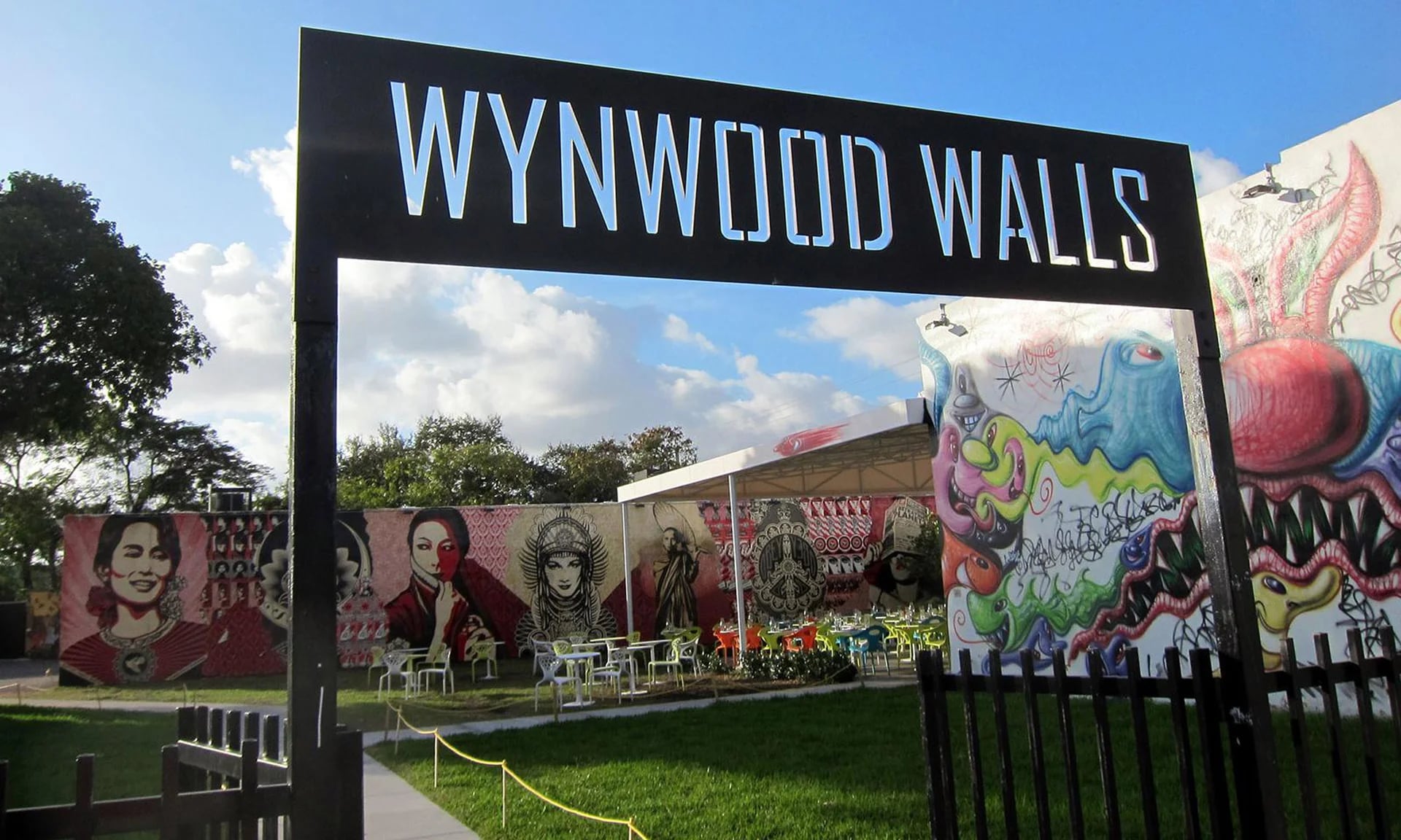 La entrada al paseo de diseño de Wynwood Walls. Bares al aire libre y los mejores graffitis de la ciudad