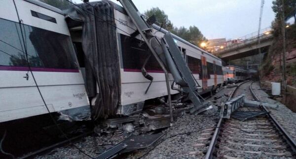 En la imagen, vista de un tren de pasajeros accidentado tras chocar contra un deslave, cerca de Vacarisses, a unos 45 kms al norteste de Barcelona, España, el 20 de noviembre de 2018. (Anti-radar Catalunya via AP)