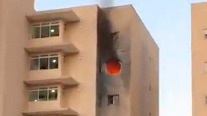 La imagen del impacto de un cohete contra un edificio en Sderot el 12 de mayo de 2021 (captura de pantalla de video)