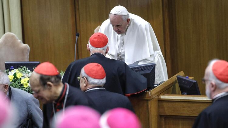 Francisco habla con un cardenal en el recinto en el que se celebra la reuniÃ³n (GIUSEPPE LAMI / POOL / AFP)