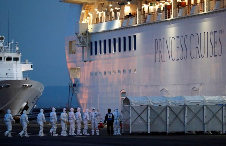 El crucero Diamond Princess en la terminal del muelle Daikoku en Yokohama, Japón. Se desplegó un fuerte dispositivo sanitario de control. (REUTERS/Kim Kyung-Hoon)