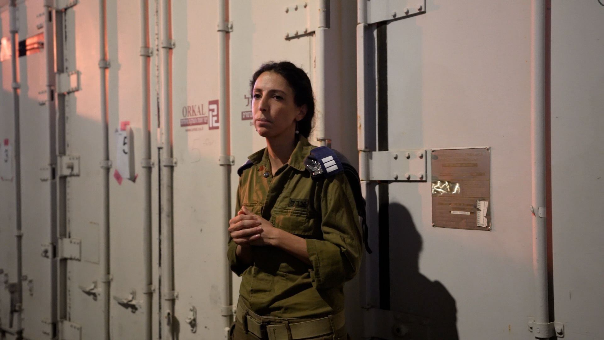 La capitana destinado Marion durante su explicación técnica sobre las sistemáticas violaciones a los derechos humanos cometidos por Hamas durante su ataque terrorista a Israel
