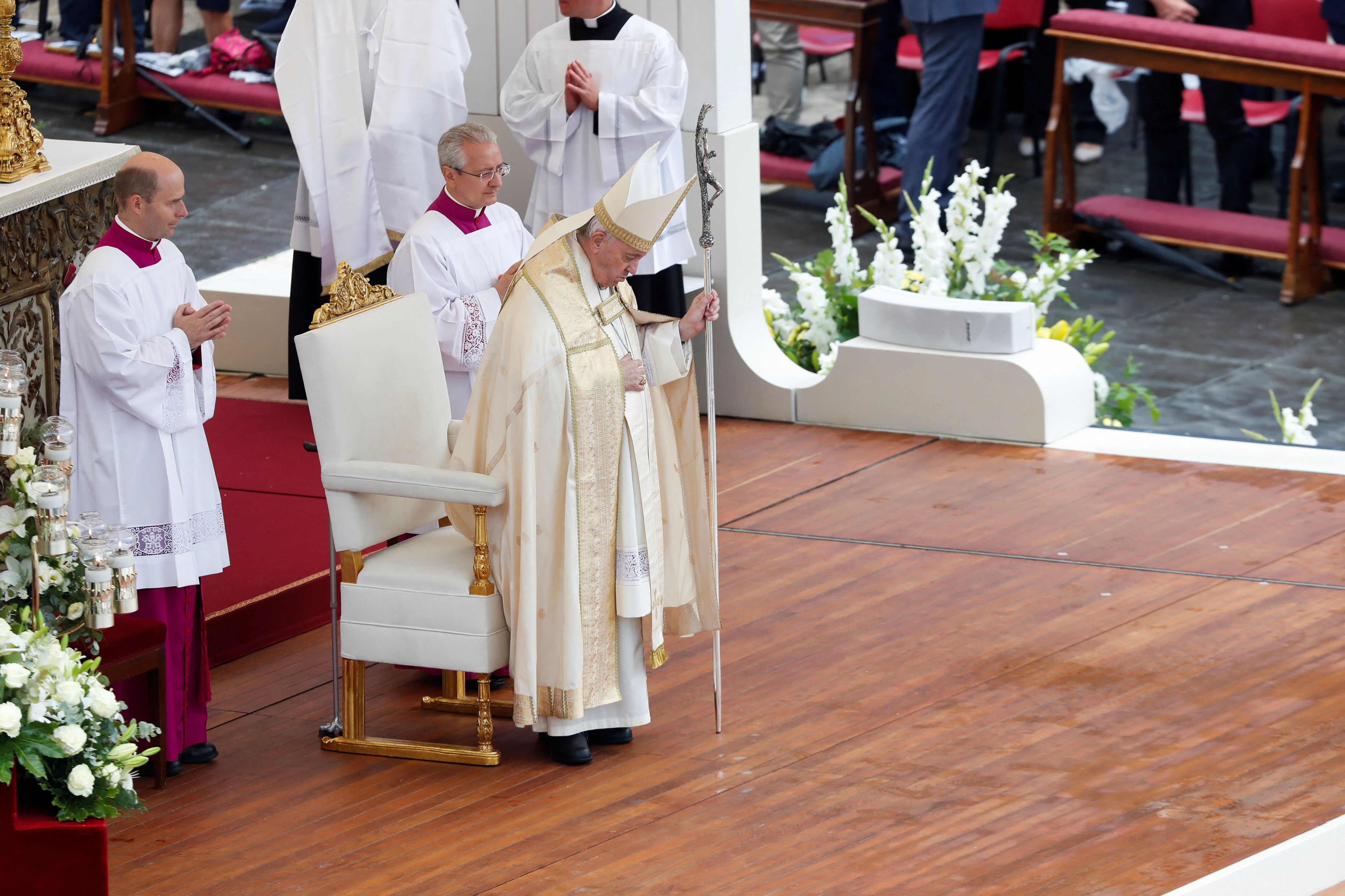 El Papa Francisco asiste a una misa por la beatificación del Papa Juan Pablo I en la Plaza de San Pedro en el Vaticano, el 4 de septiembre de 2022. (REUTERS/Remo Casilli) (Vatican Media/Folleto)