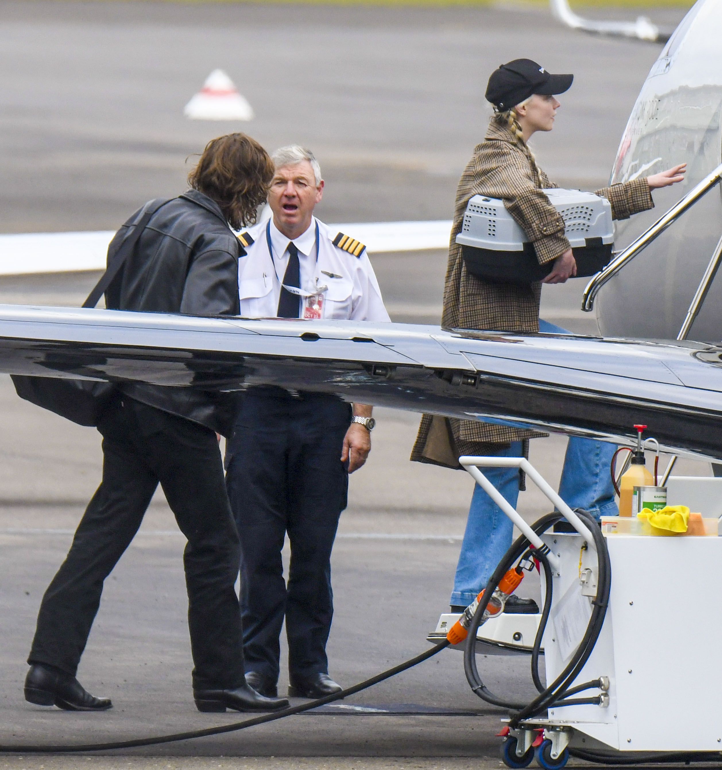 Anya Taylor-Joy viajó en un jet privado a Broken Hill para el rodaje de "Furiosa", la precuela de Mad Max. La actriz fue fotografiada cuando subía al avión cargando a su mascota, y acompañada por su novio, el músico Malcolm McCrae