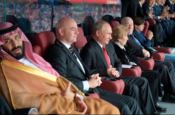 El príncipe de Arabia Saudita Mohammed bin Salman, el presidente de la FIFA Gianni Infantino y el presidente ruso Vladimir Putin en el estadio Luzhniki de Moscú(Alexei Druzhinin, Sputnik, Kremlin Pool Photo via AP)