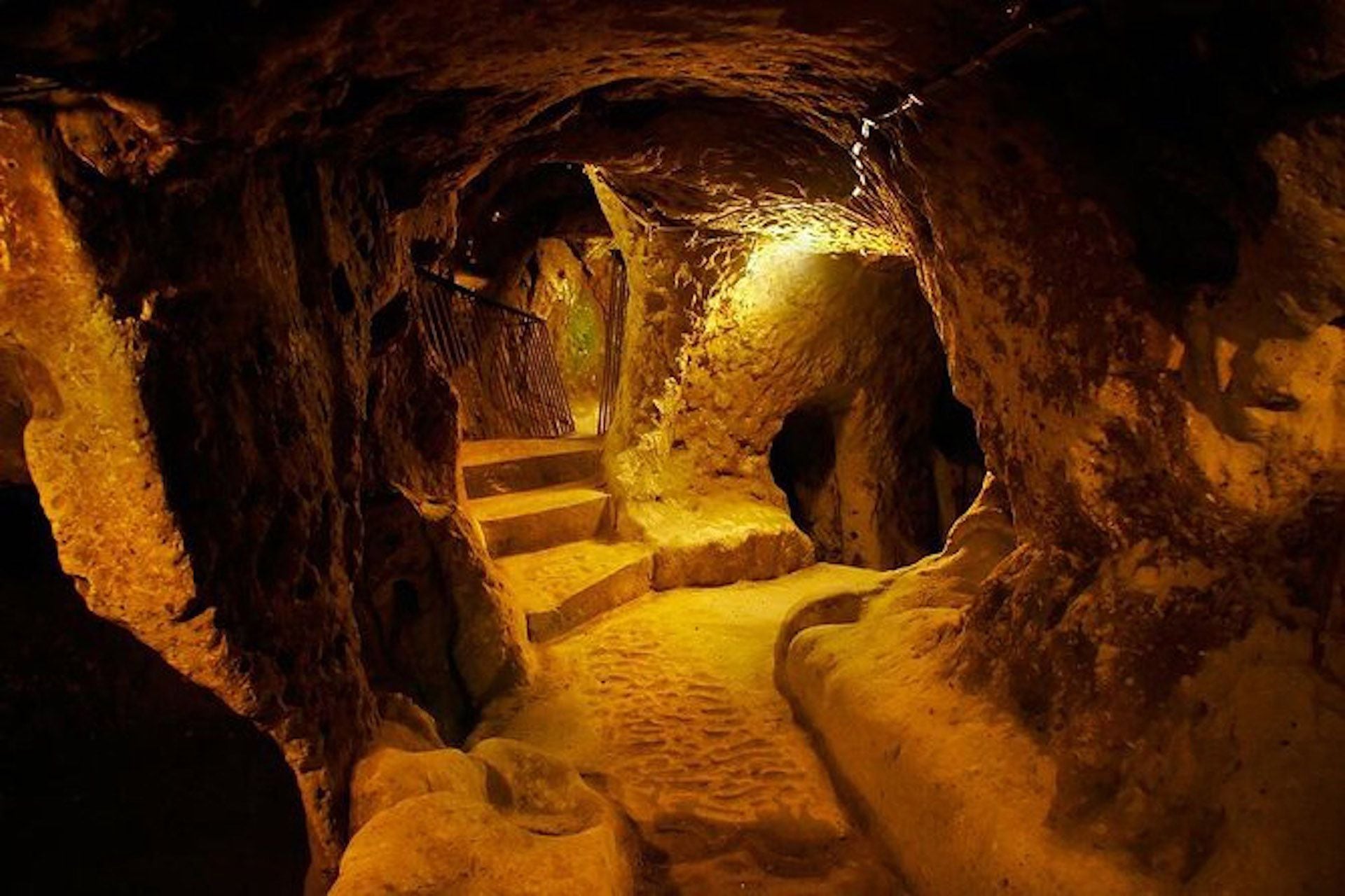 La antigua ciudad de Elengubu, conocida hoy como Derinkuyu, de 18 pisos de profundidad, se encuentra debajo de la superficie desmoronada de Capadocia (oficina de prensa de Derinkuyu)