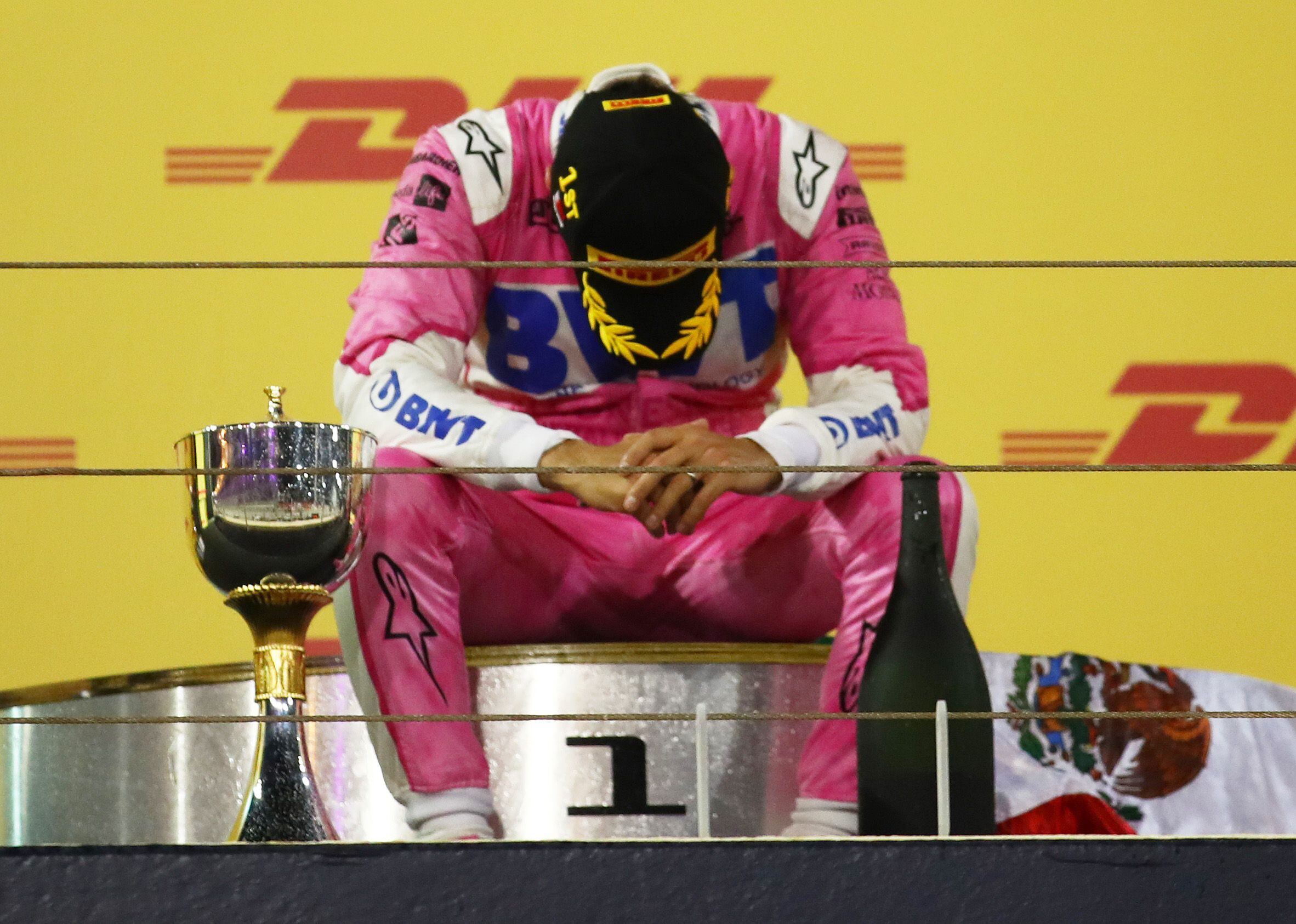El 6 de diciembre de 2020, Checo Pérez consiguió la primera victoria de su carrera en la Fórmula 1 y llevó su bandera a lo más alto del podio (Foto: REUTERS/Bryn Lennon)