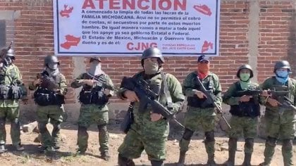 Supuestos sicarios del CJNG amenazaron a sus acérrimos rivales de la Familia Michoacana con una "limpia" de la plaza (Foto: Captura de pantalla)