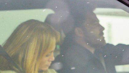 Ben Affleck y Jennifer Lopez en el aeropuerto de Montana tras unas breves vacaciones (The Grosby Group)