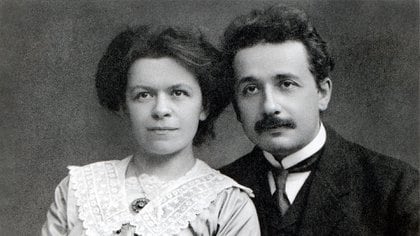 En 1896 conoció Mileva Marić, una compañera de clase oriunda de Serbia. Feminista y de izquierda, esta brillante matemática fue resistida por los padres de Albert. Pero se enamoraron y ella quedó embarazada (Grosby)