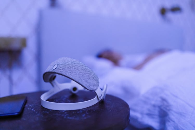 Urgonight, la vincha que ayuda a dormir mejor pero no se usa de noche (Urgonight)