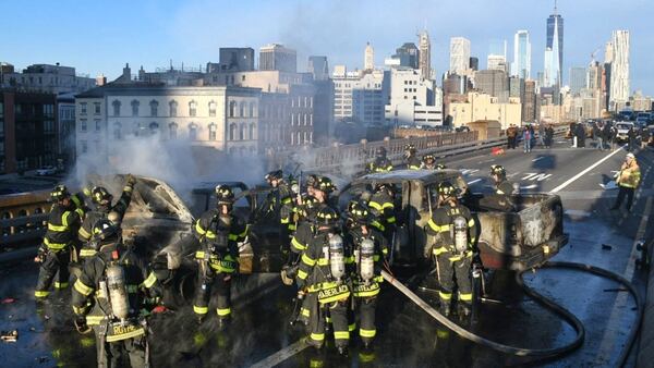 Decenas de bomberos apagaron las llamas
