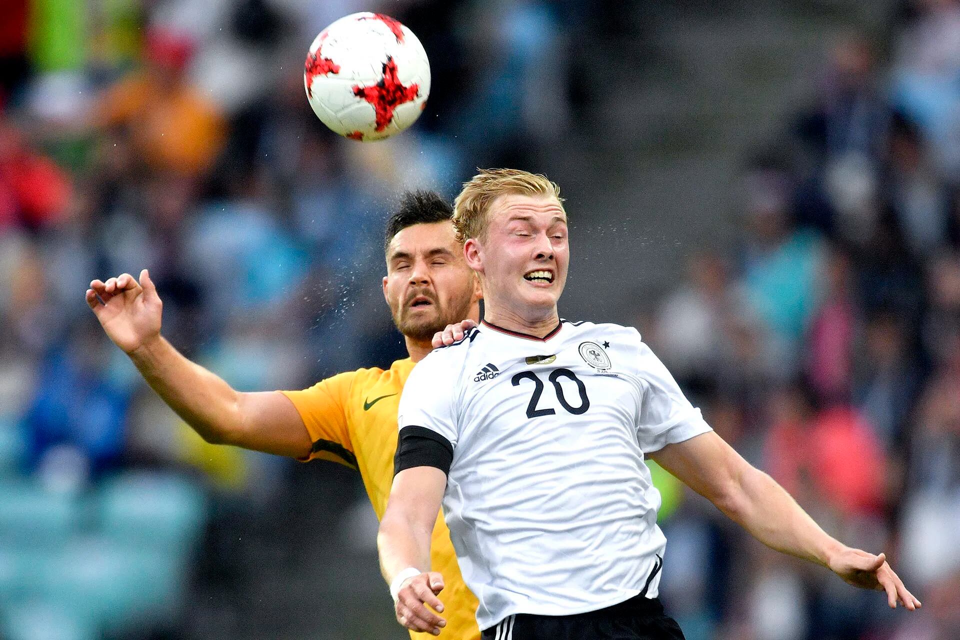 El alemán Julian Brandt disputa el balón con el australiano Bailey Wright durante el partido entre ambas selecciones por la Copa Confederaciones que se juega en Rusia