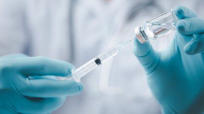 "Sin datos apropiados que respalden tales cambios en la administración de vacunas, corremos un riesgo significativo de poner en riesgo la salud pública", aseguran desde la FDA (Shutterstock)