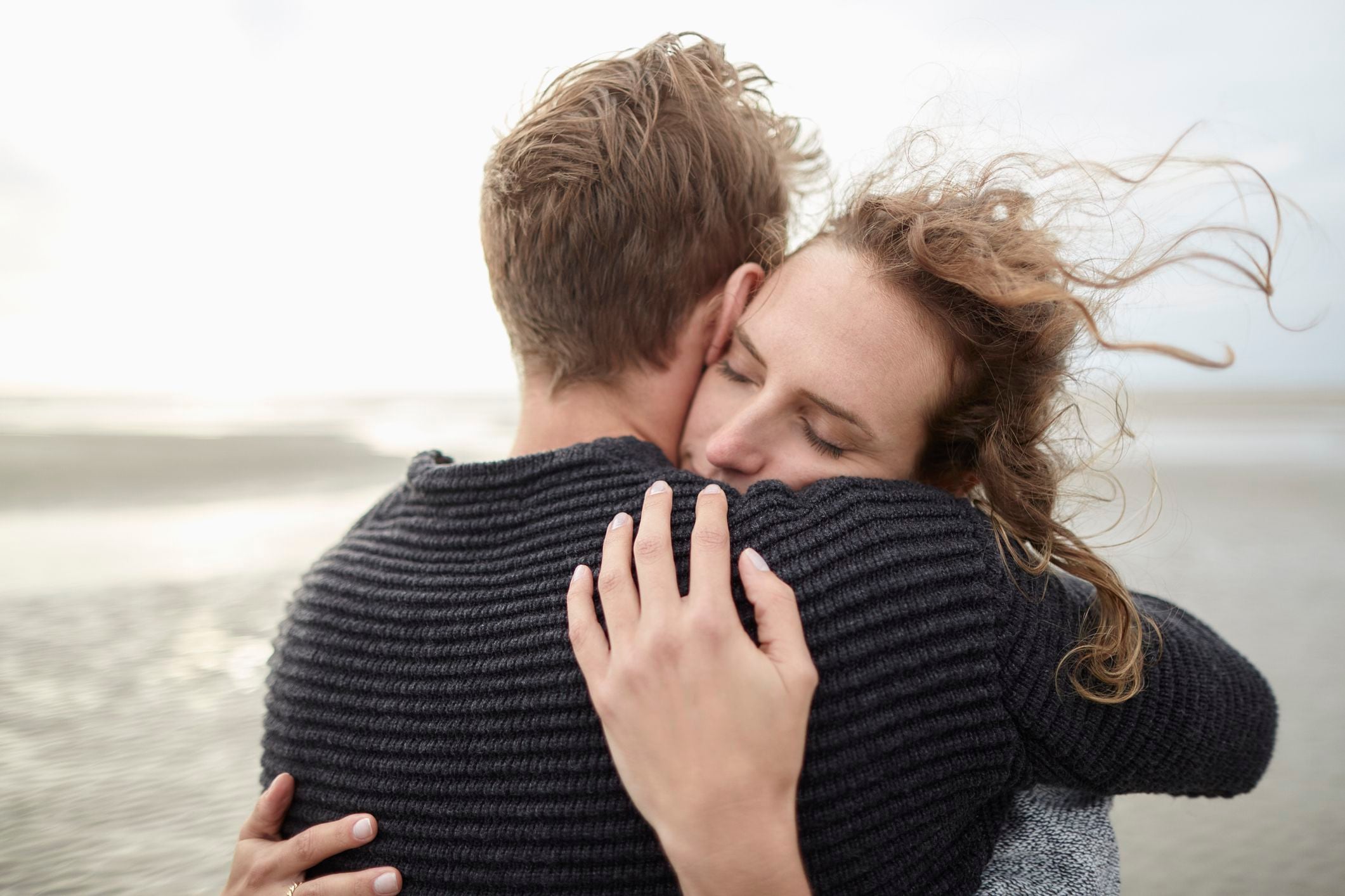 Amores reales-pareja abrazo