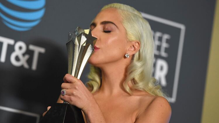 Lady Gaga, ganadora del premio a la mejor canción para “Shallow” de “A Star Is Born”, besa su premio en la sala de prensa de la 24ª edición anual de los Critics ‘Choice Awards el domingo 13 de enero de 2019 (AP)