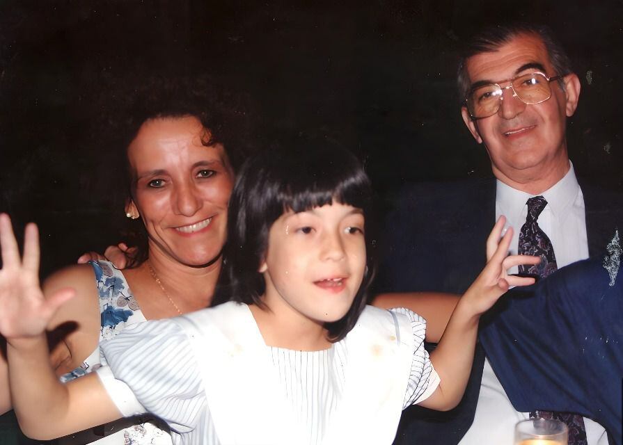 María Dolores con sus padres, ambos taxistas