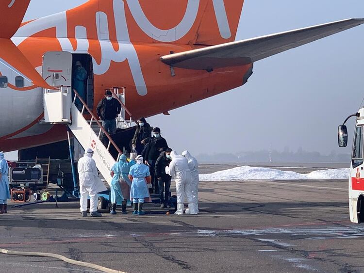 Foto: Descenso del avión de los ciudadanos extranjeros en el aeropuerto de Kharkiv (Imagen/Infobae)