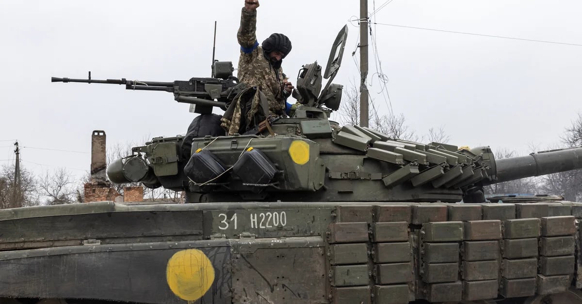 “Armi, armi e armi”: il ministro degli Esteri ucraino ha chiesto alla Nato di prevenire nuovi massacri come quello di Bucha.