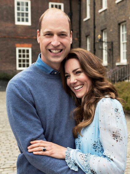 El príncipe William y Kate Middleton, duquesa de Cambridge, posaron en el Palacio de Kensington para un retrato oficial por motivo de su décimo aniversario de bodas (Reuters)
