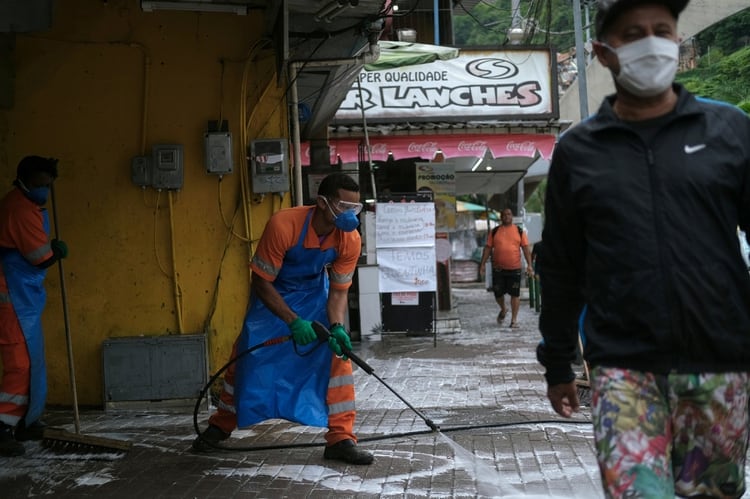 Los limpiadores desinfectan las calles de la favela de Rocinha durante el brote de la enfermedad coronavirus (COVID-19), en Río de Janeiro, Brasil, el 10 de abril de 2020. REUTERS