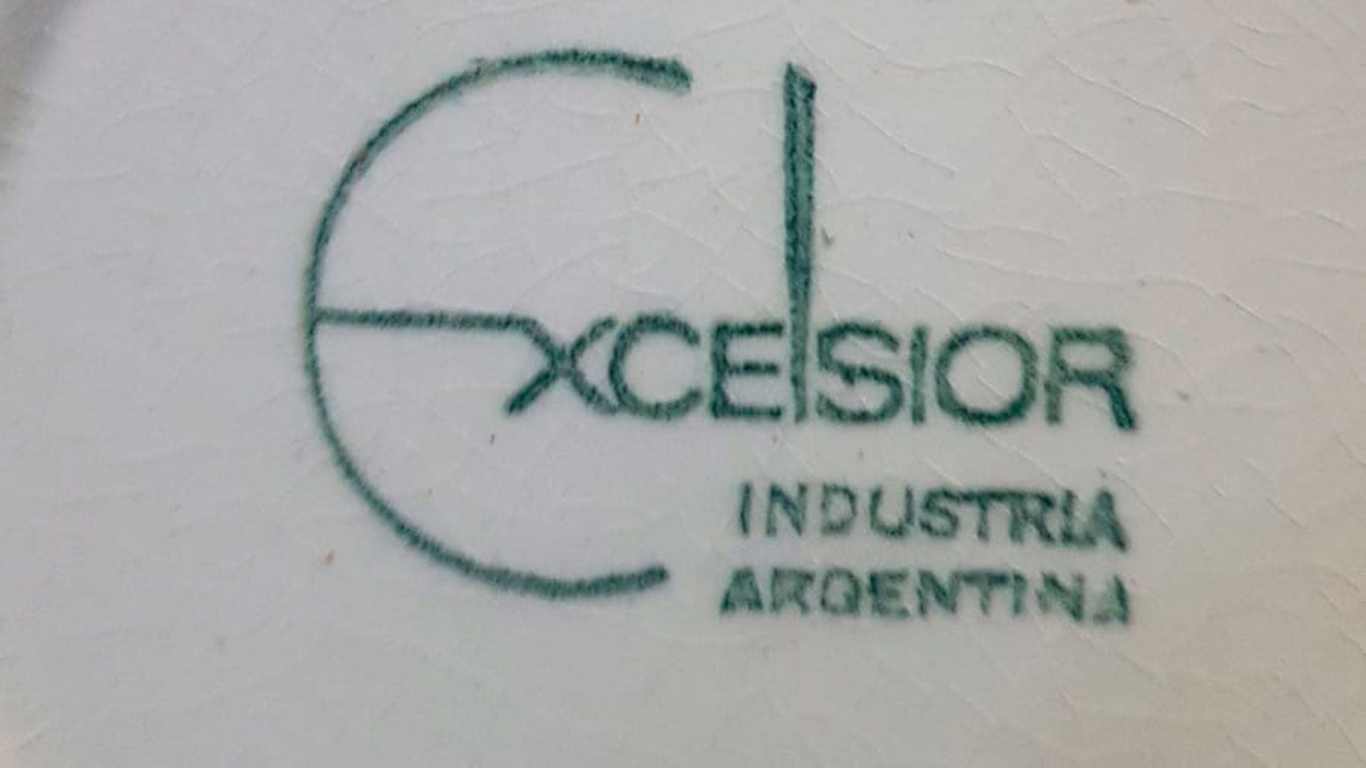 Le juego de té es marca Excelsior y de Industria Argentina