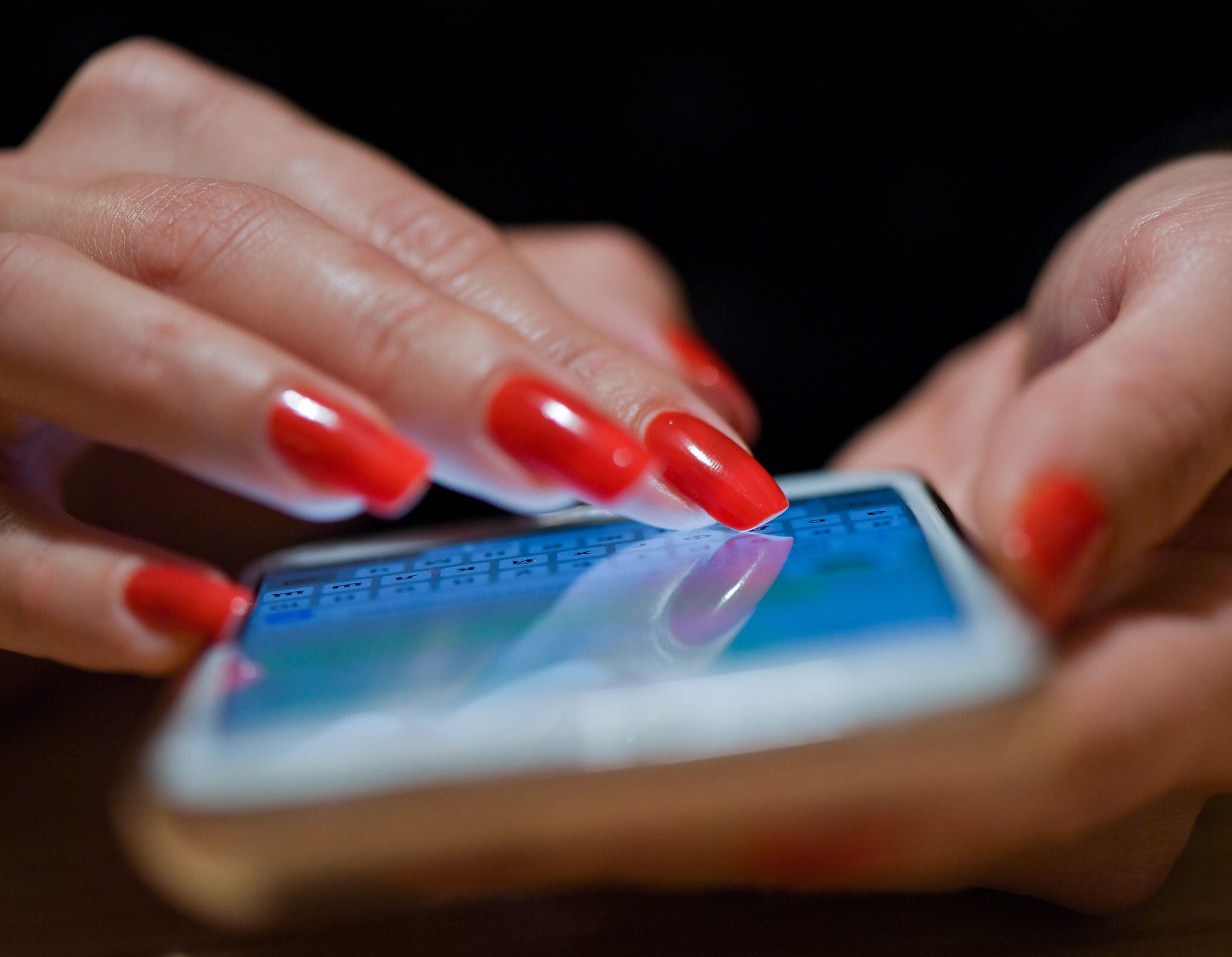  Una mujer escribe un mensaje en su móvil. (Patrick Pleul/dpa)