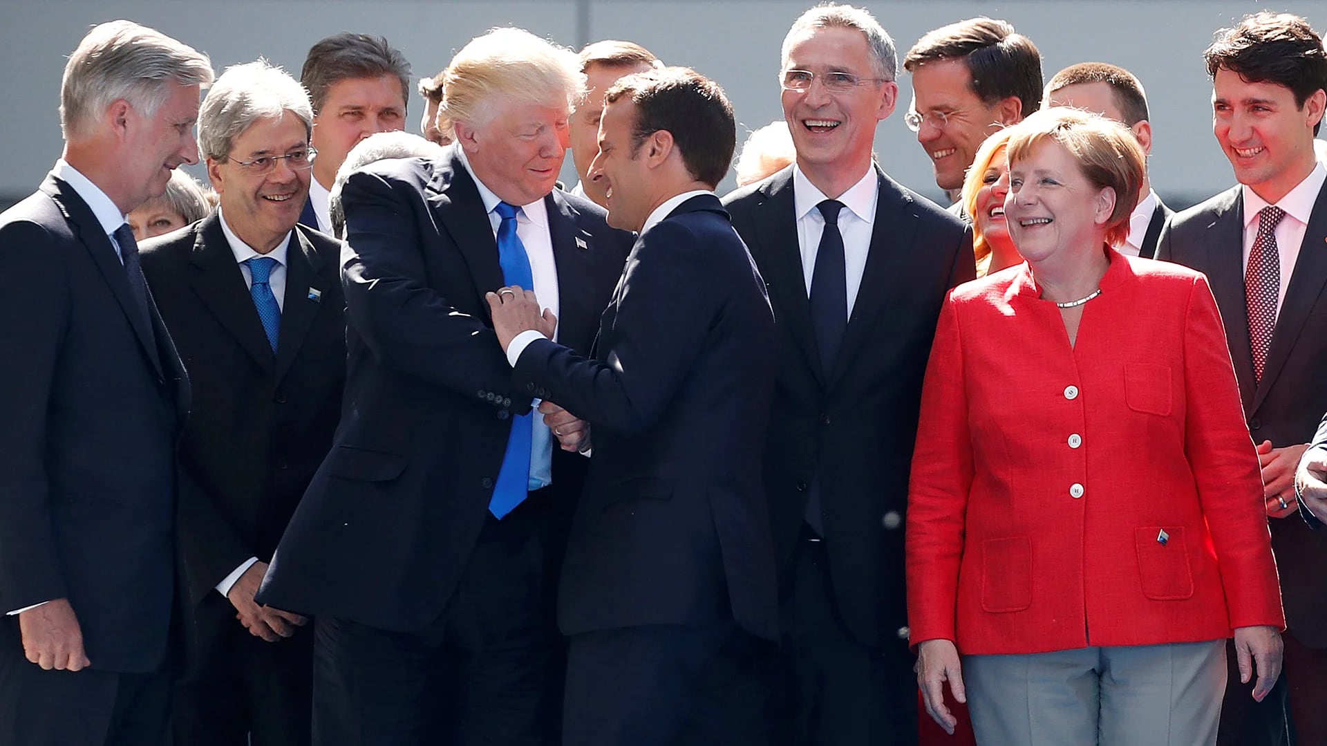 El apretón de manos entre Trump y Macron (Reuters)