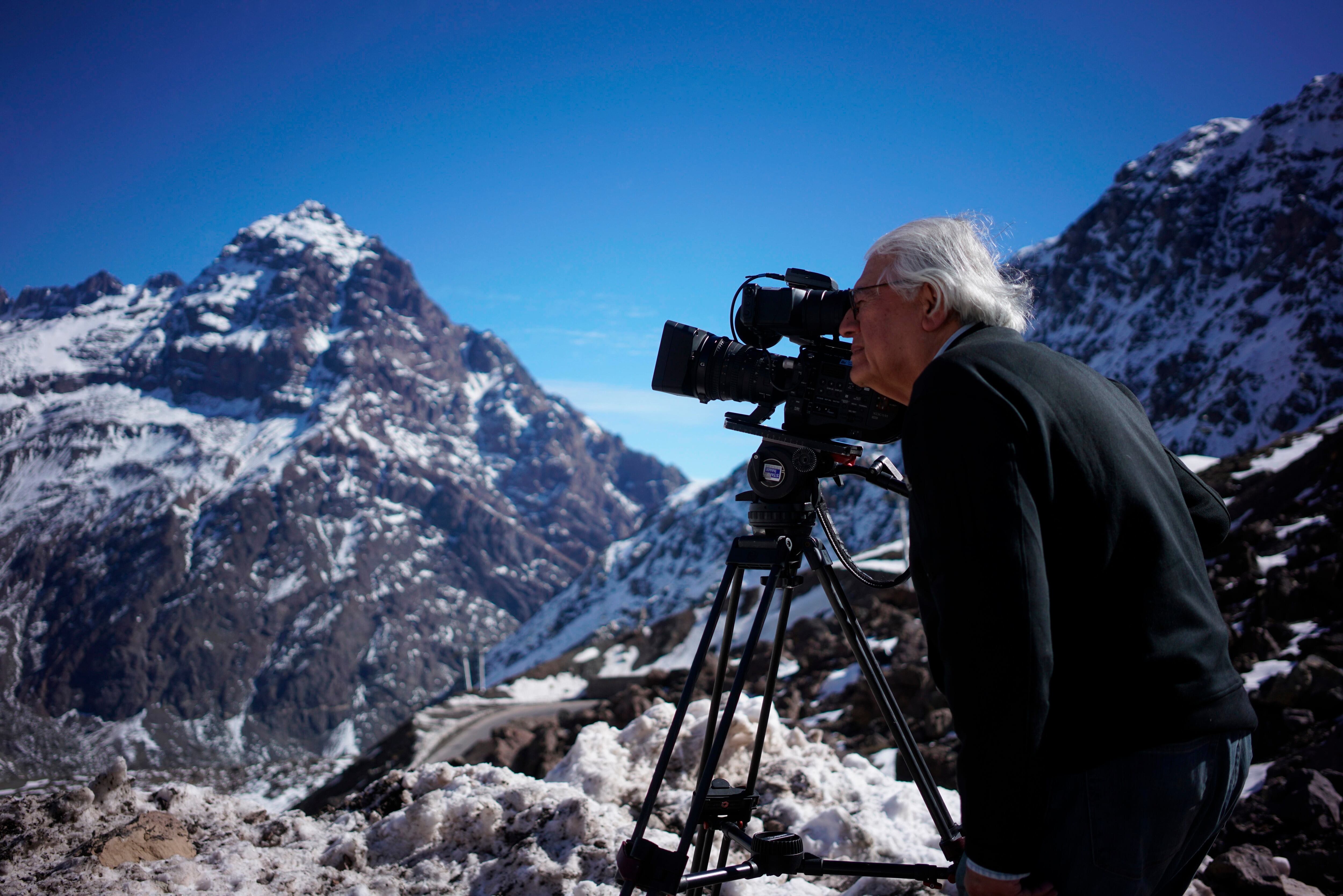 Patricio Guzmán durante el rodaje de "La Cordillera de los Sueños" (Foto: EFE/Productora Guzmán)
