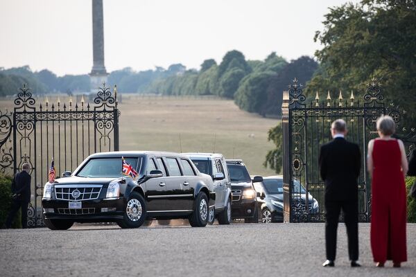 Theresa May espera la llegada de la limusina de Donald Trump. (Foto: La Casa Blanca)