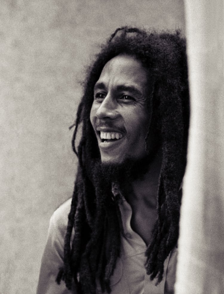 Bob Marley en una fiesta de bienvenida en la playa en Montego Bay, Jamaica, en Julio d e1979 (Adrian Boot/Fifty-Six Hope Road Music Ltd./REUTERS)