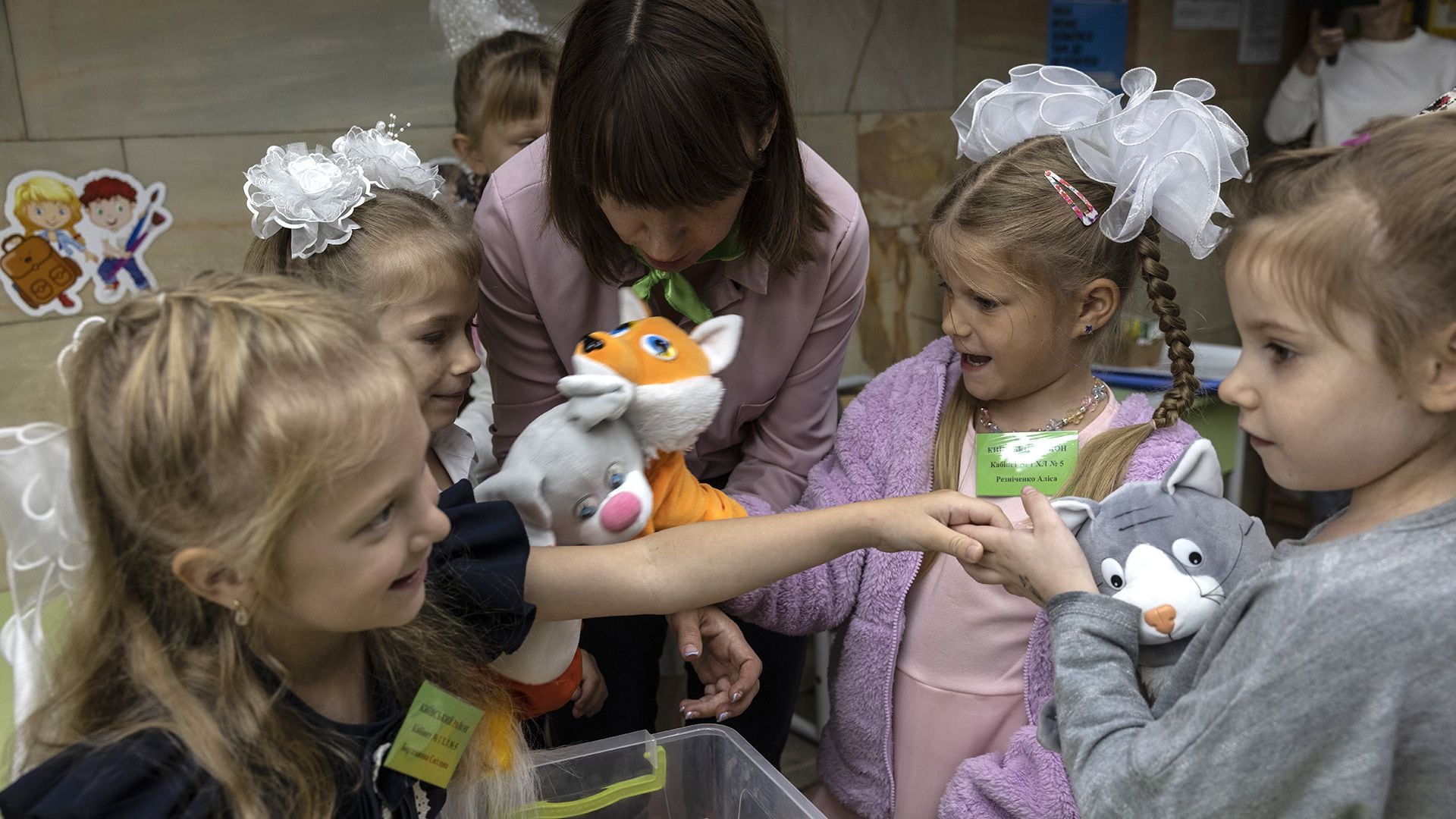Alumnos de primer grado juegan con marionetas en un aula durante el primer día de clase celebrado en la estación de metro subterránea de Kharkiv, Ucrania, el lunes (Fotografía de Heidi Levine para The Washington Post)
