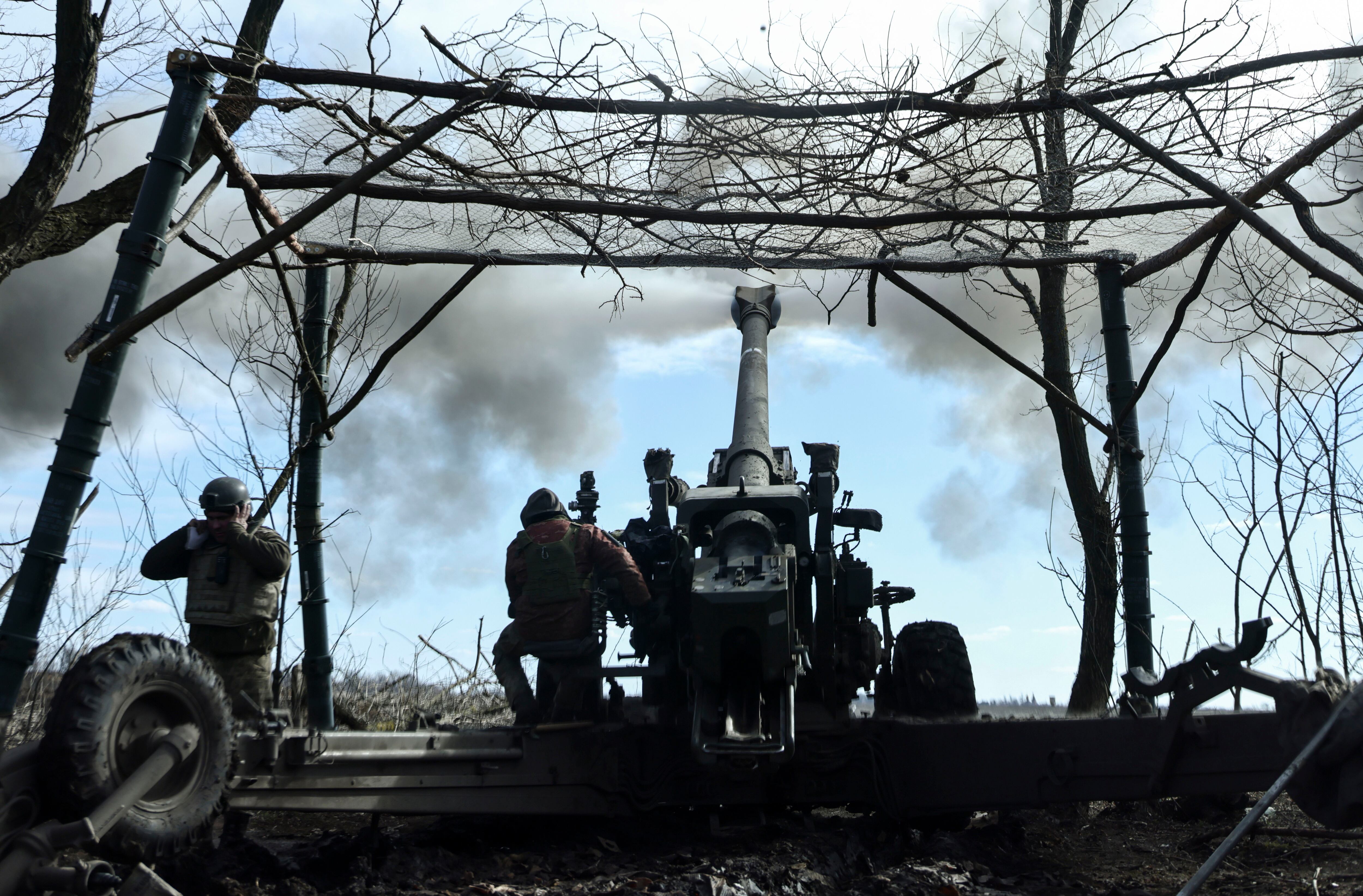Imagen de archivo de fuerzas ucranianas abriendo fuego de artillería contra las tropas rusas. (EFE/EPA/STR)
