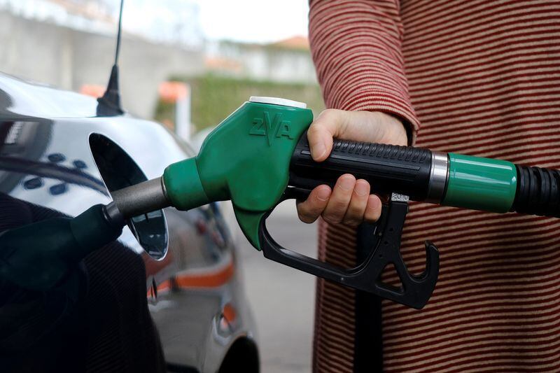 Está previsto que los combustibles aumenten otro 4% en julio (Reuters)