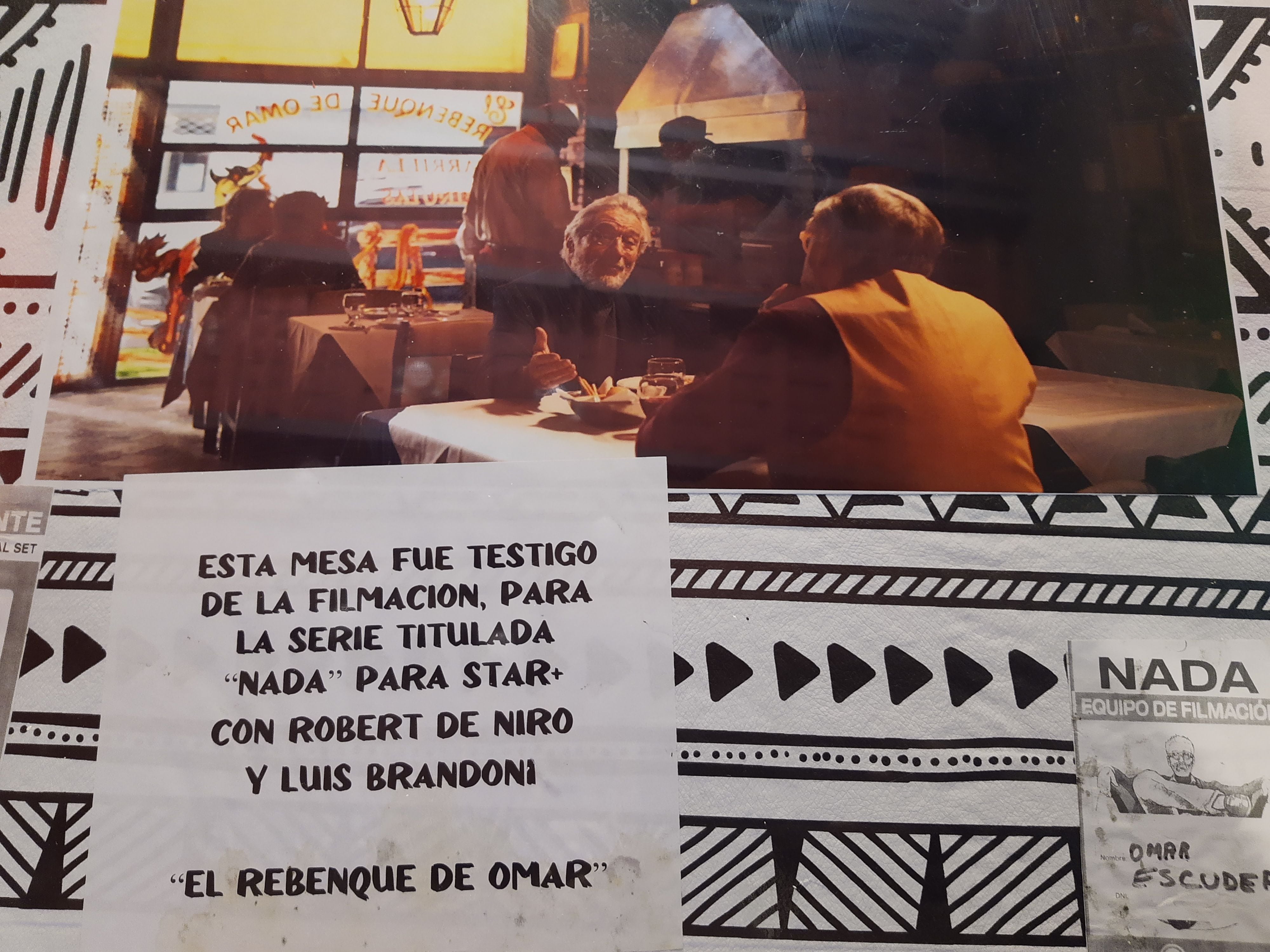 Lamesa de la escena que hicieron Brandoni y De Niro en El Rebenque de Omar lleva una foto que lo recuerda el rodaje con una foto