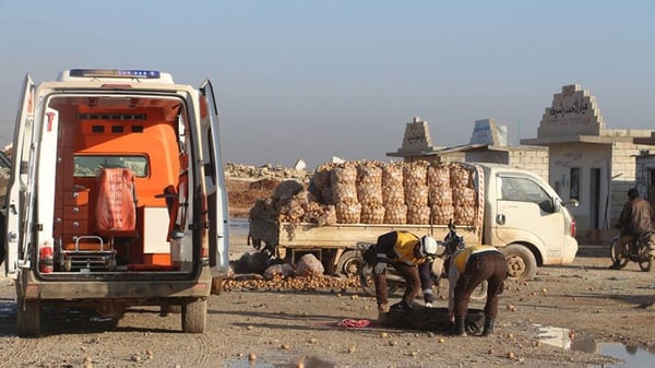 En saraqeb las bombas cayeron en un mercado de patatas (Syria Civil Defense)