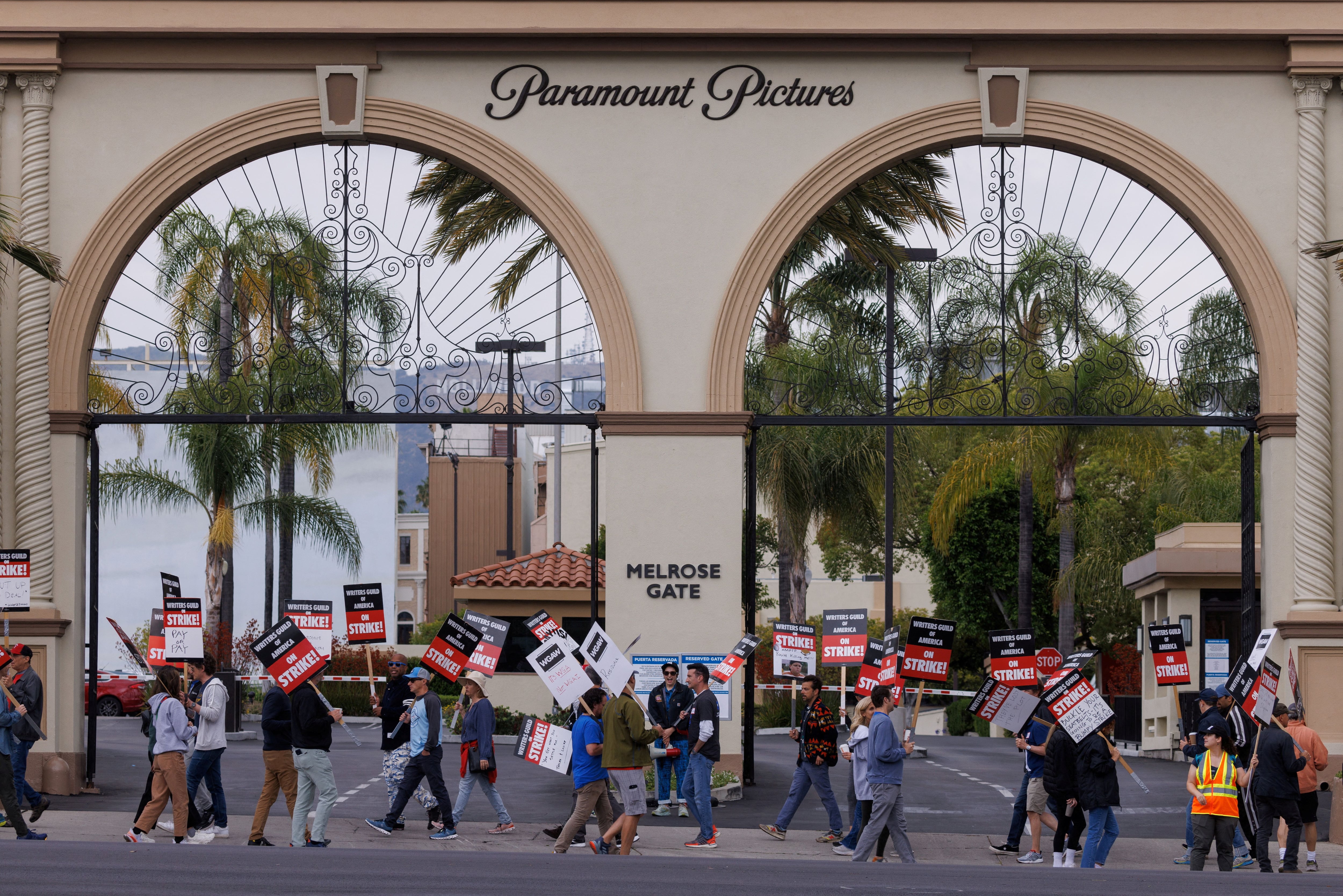 Miembros del Sindicato de Escritores de América caminan en la línea de piquete fuera de Paramount Studios en Los Ángeles, California (Foto: REUTERS/Mike Blake)
