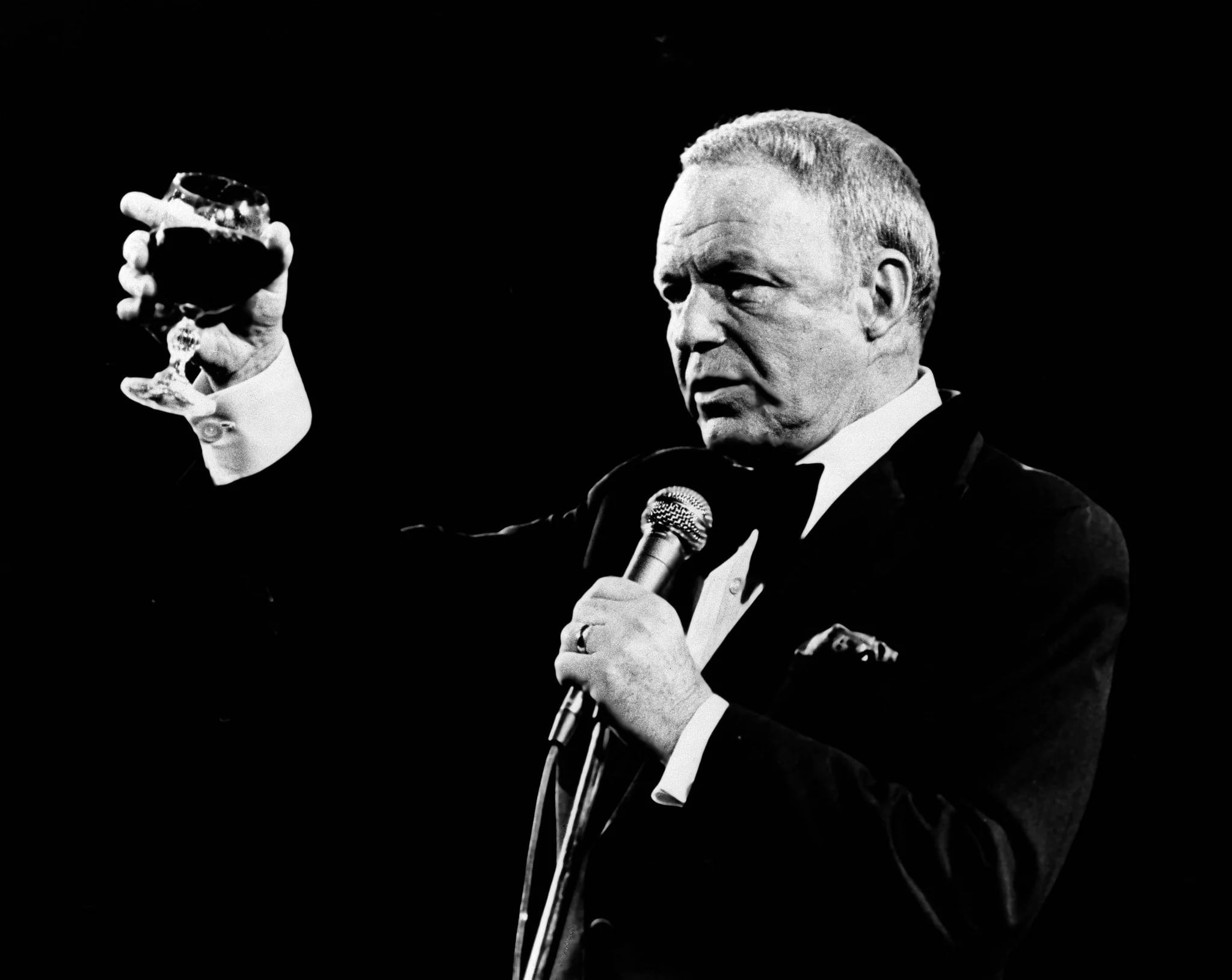 Sinatra tomando una copa durante uno de sus conciertos en Las Vegas