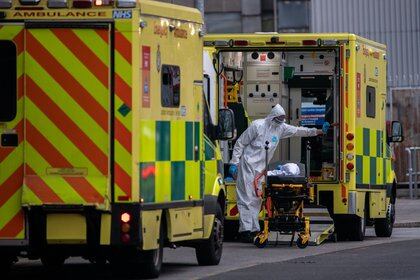 Un trabajador con equipo de protección personal limpia el interior de una ambulancia después de llegar al Hospital Real de Londres en Londres, Reino Unido, el sábado 9 de enero de 2021 (Bloomberg)