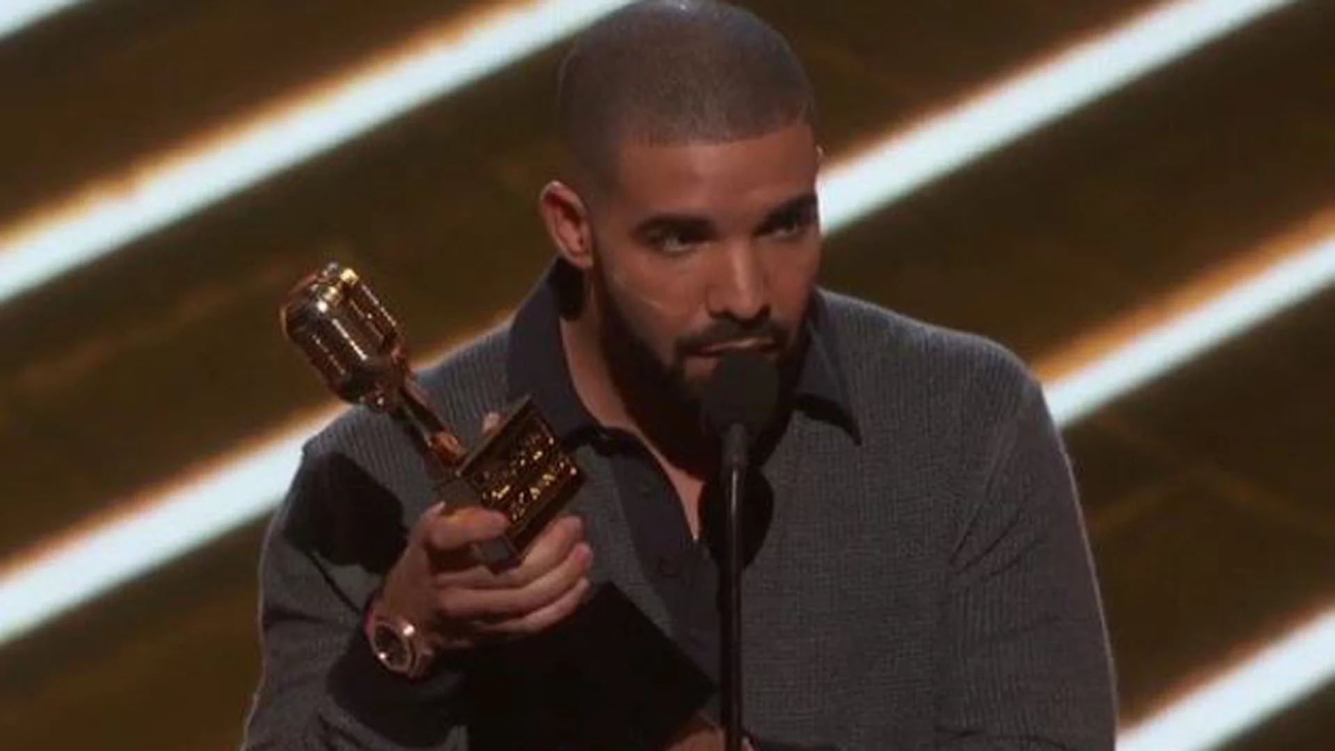 Drake, durante la entrega de los Billboard Music Awards 2017