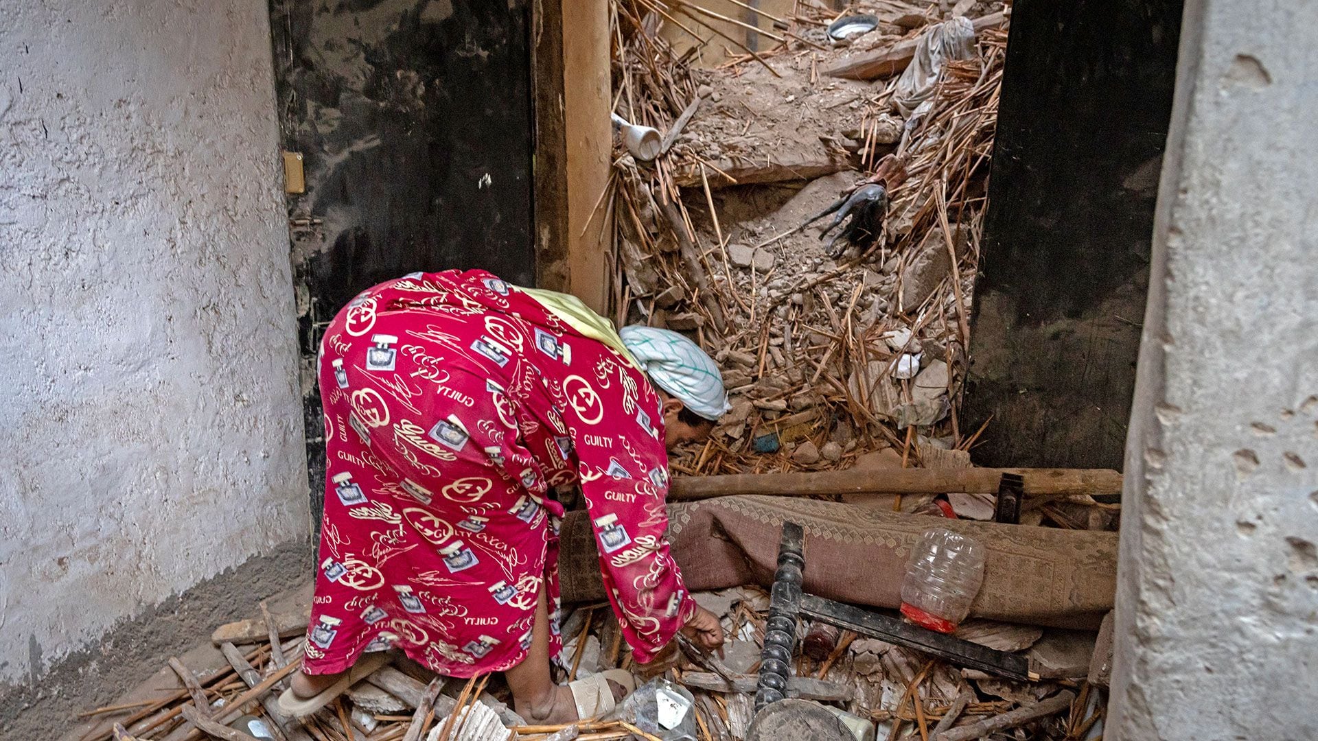 Una mujer busca entre los escombros (FADEL SENNA/AFP)