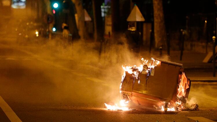 Un contenedor de basura incendidado en Villeneuve-la-Garenne (AFP)