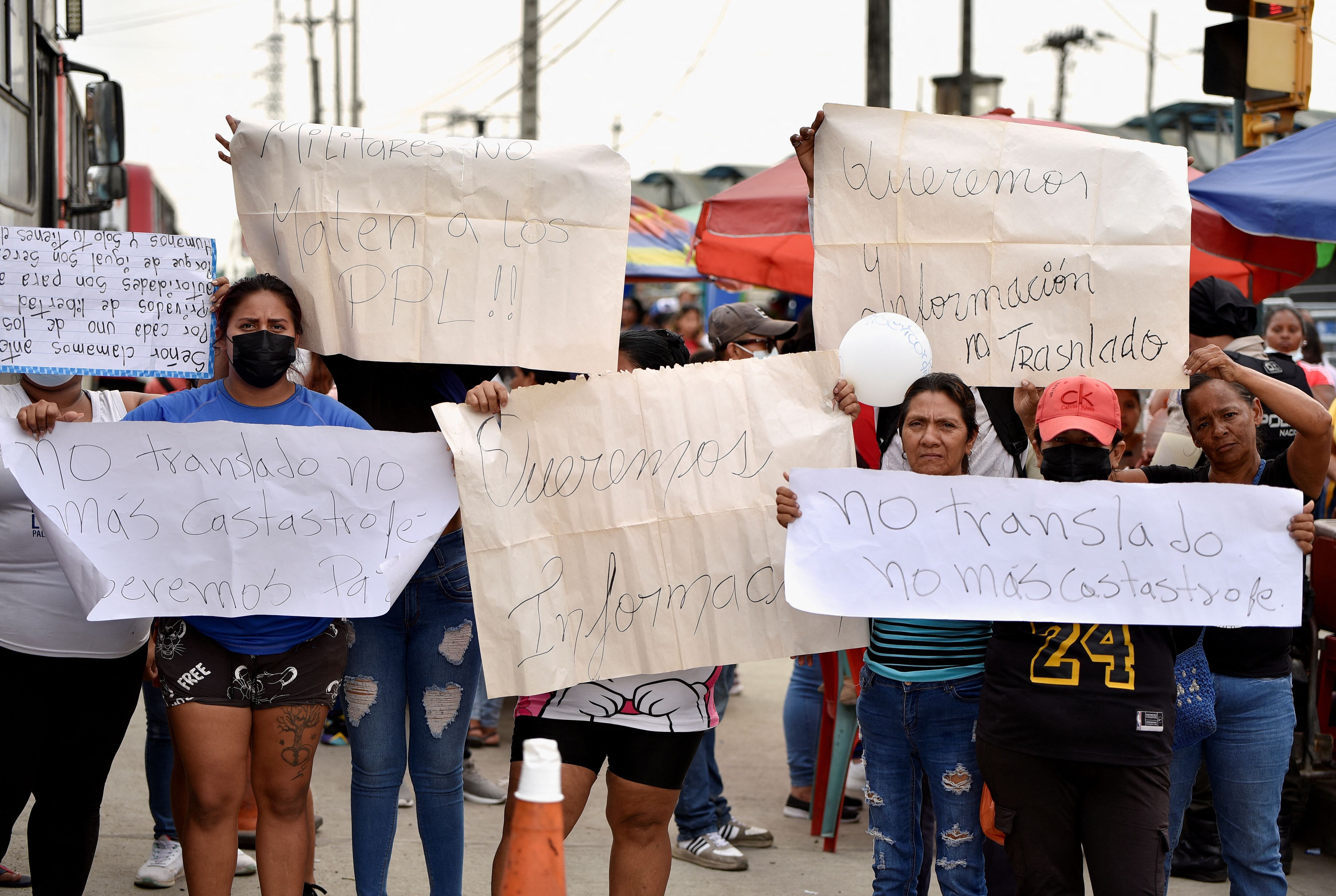 Familiares de reclusos esperan noticias sobre sus seres queridos en las afueras de la prisión de Guayaquil (REUTERS/Vicente Gaibor del Pino)